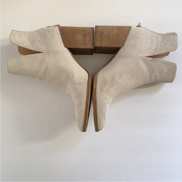 STEVE MADDEN | ‘Darryn’ Bootie Stacked Heel Bone/ White. Size: 9M. - Picture 9 of 16